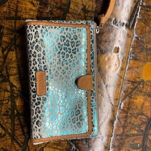 Consuela Wallet

Used but still in GREAT shape!